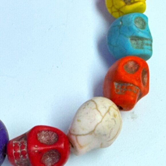 Multicolored Stretchy Skulls Skeleton Bracelet Beaded Howlite Stones Halloween - Picture 2 of 2